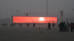La Beijing, se proiecteaza virtual apusul de soare, care nu se mai vede din cauza poluarii