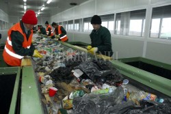 Drumul deseurilor: Deseurile reciclabile ale oradenilor se transforma in caiete, mochete ori haine