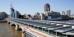 Londra: A fost inaugurat cel mai mare pod din lume alimentat cu energie solara