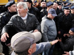 Protestatarii din Pungesti spun ca au renuntat la greva foamei din cauza abuzurilor jandarmilor
