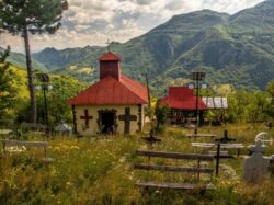 Iluminare cu panouri fotovoltaice pentru un sat din Romania pierdut in munti