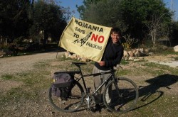 Victor Perdevara face turul lumii pe bicicleta. Aflat in Europa, el militeaza acum impotriva gazelor de sist
