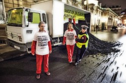 Greenpeace a descarcat un camion plin cu carbune in fata palatului prezidential din Franta