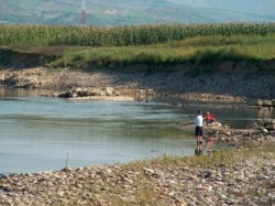Constructia microhidrocentralei pe raul Budusel, blocata de ecologisti cu o plangere prealabila