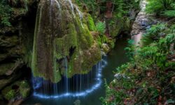 Imaginile cu o cascada din Romania i-a lasat cu gura cascata pe jurnalistii de la Huffington Post: “Un loc magic, desprins din poveste”