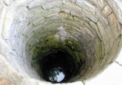 Izvoarele si fantanile din Pascani au fost infestate din cauza WC-urilor sapate in pamant