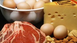 Proteinele animale la fel de periculoase ca fumatul