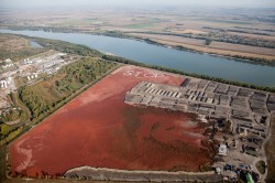 Rezervorul de noroi rosu de la Almasfüzitö, in nord-vestul Ungariei, este o amenintare grava la adresa mediului