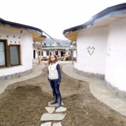 Cob Village, un ansamblu turistic unic in Romania, s-a imbogatit ieri, cu un acoperis verde