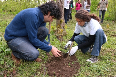 Fundaţia Yves Rocher și Asociația MaiMultVerde au organizat un schimb de seminţe la Grădina Botanică din Capitală