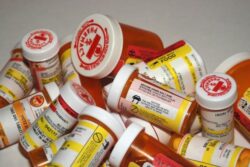 In loc sa ne vindece, antibioticele ne pot face mai bolnavi