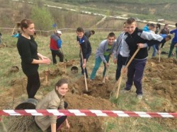 2.200 de puieti, 5.000 de metri patrati impaduriti si 123 de oameni = padure la Caianu Mic