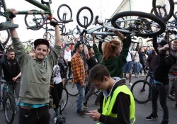 La semnal, bicicletele sus! Critical Mass de primavara la Oradea