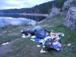 Zona turistica Fintinele – Risca – sufocata de gunoaie si peturi