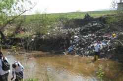 Somesul, sufocat de gunoaie. Voluntarii au strans 150 de saci cu deseuri