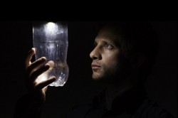 Lightie: lampa autonoma pe energie solara intr-o sticla