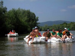 Asociatia de Tineret pentru Protectia Mediului organizeaza o noua editie de coborare cu plute din PET-uri pe raul Somes