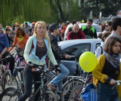 Mii de oameni dintr-un mare oras au trimis masinile pe dreapta. Cea mai mare plimbare biciclista prin oras
