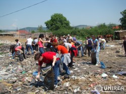 Actiune de ecologizare in cartierul “Lumea Noua” din Alba Iulia. Peste 150 de saci cu deseuri stransi de angajati de la Protectia Mediului, studenti si localnici
