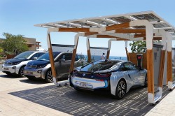 BMW prezinta garajul cu panouri solare pentru incarcarea masinilor electrice
