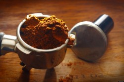 10 modalitati de a reutiliza zatul de cafea. Recomandari eco
