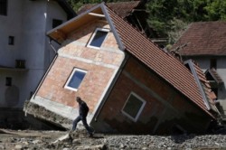 Dezastrul inundatiilor din Balcani: case iesite din temelii!