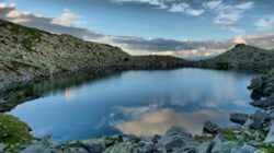 Lacul Albastru, singurul lac din Romania care isi schimba culoarea in functie de lumina