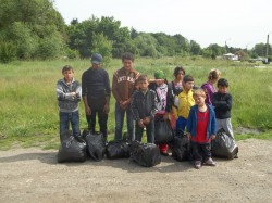 Copiii de pe rampa de gunoi de la Pata-Rit, au adunat gunoaiele „domnilor” din Cluj