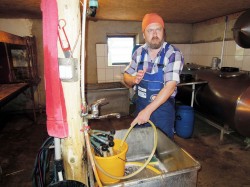 Fermierul salajean si caprele alpine franceze