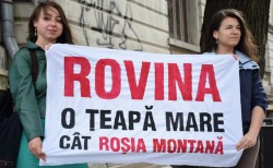 Protestatari, tinuti la poarta simpozionului sponsorizat de companiile miniere