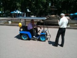 Inovatii made in Moldova: motocicleta care merge cu energie solara si eoliana, facuta din butoi