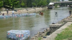 Cel mai mare pod din PET-uri din lume a ajuns la final, la Timisoara