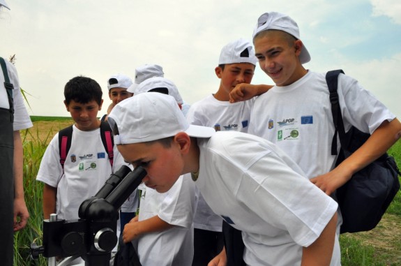 Proiectul „Râul Prut prin lupă – Campanie educativă de evaluarea a sănătăţii ecosistemelor acvatice” Proiectul „Râul Prut prin lup? – Campanie educativ? de evaluarea a s?n?t??ii ecosistemelor acvatice”