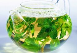 Beneficiile ceaiului de roinita, sursa ta zilnica de relaxare si fericire