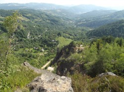 (FOTO: Valea in care a fost stabilit amplasamentul iazului de decantare a cianurii din proiectul minier de exploatare a aurului de la Rosia Montana)