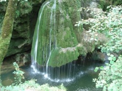 In rezervatia naturala Izvorul Bigar, din Parcul National Cheile Nerei – Beusnita, se practica un turism necontrolat