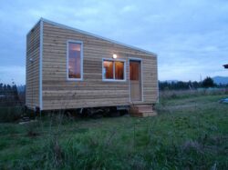 O tanara si-a construit singura o casa ecologica din lemn fara compusi chimici
