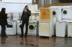 Puteti obtine o reducere la hipermarket daca aduceti pentru reciclare peste 10 tipuri de deseuri. Cat primiti pentru ele