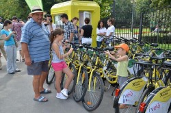 De ce interzice Romania copiilor sa circule cu bicicleta? Acuzatii in Ziua Universala a Drepturilor Copilului