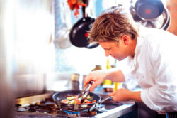 Jamie Oliver: „Nu-i lasati pe americani sa ne puna hormoni si pesticide in farfurie”