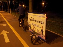 Afacere din pedalat: ce face un tanar cu o bicicleta cu remorca