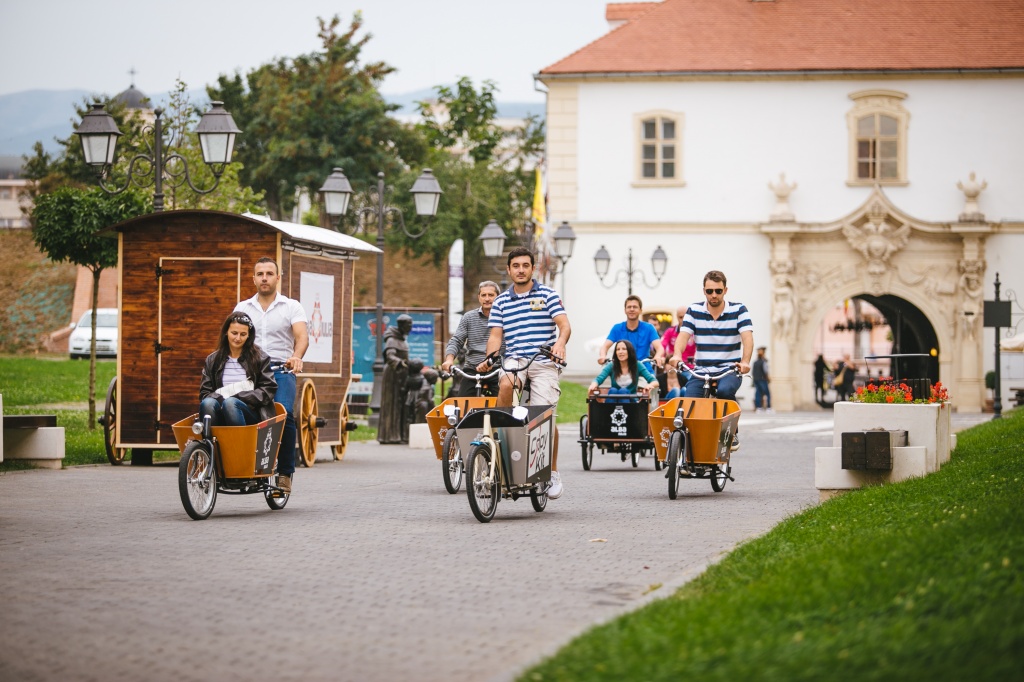 Săptămâna Mobilităţii Europene, sărbătorită de tineri din Alba Iulia pe cargo-biciclete. Au pedalat pe străzile celeilalte capitale S?pt?mâna Mobilit??ii Europene, s?rb?torit? de tineri din Alba Iulia pe cargo-biciclete. Au pedalat pe str?zile celeilalte capitale
