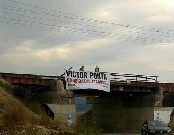 ”Victor Ponta, candidatul cianurii” | Vezi cum a fost primit premierul la Alba Iulia de către opozanții proiectului minier de la Roșia Montană ”Victor Ponta, candidatul cianurii” | Vezi cum a fost primit premierul la Alba Iulia de c?tre opozan?ii proiectului minier de la Ro?ia Montan?