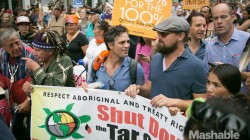 Ecologistii devin violenti. Politia a arestat 100 din ei pentru ca au blocat strazi la New York
