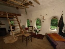 Un fermier britanic si-a construit propria casa de hobbit cu doar 180 de euro