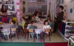 La o gradinita din Romania, meniul zilnic pentru copii NU contine niciodata carne. Ce presupune un meniu ovo-lacto vegetarian