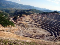 Autoritatile romane isi dovedesc incapacitatea de a sanctiona operatorul minier Deva Gold SA