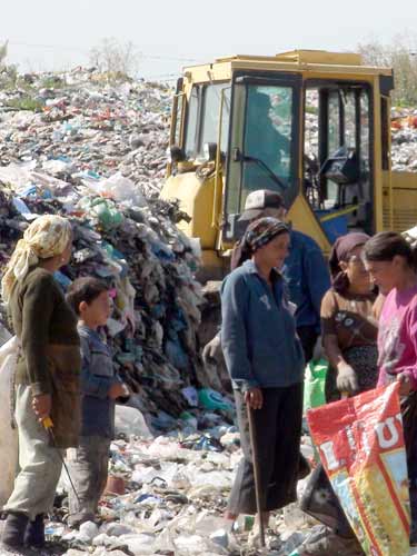 rampa-de-gunoi_i_emm Se urgenteaza procedurile pentru ca depozitul ecologic sa fie finalizat la timp: a fost semnat contractul pentru executia a cinci centre de deseuri voluminoase