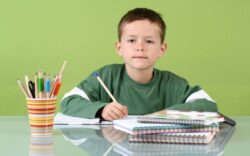 Gravidele care se expun chimicalelor, prezente inclusiv in oja si ruj, aduc pe lume copii cu un IQ mai mic
