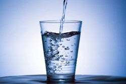 Specialistii recomanda consumul de lichide constant, nu doar cand apare senzatia de sete